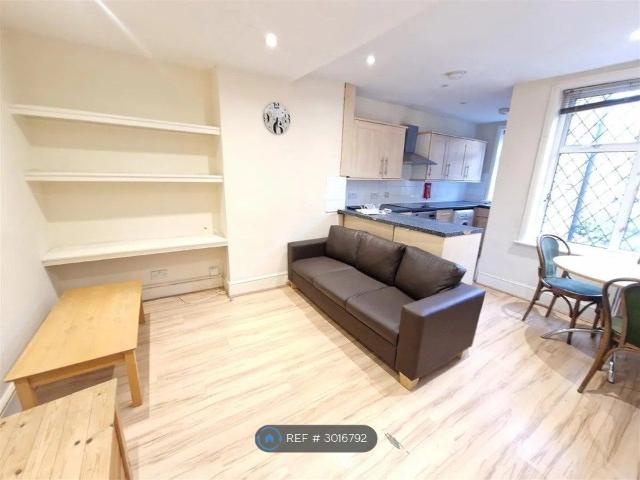 Greyhound Hill, Hendon NW4, 3 bed flat to rent, £2,000 pcm | PrimeLocation
