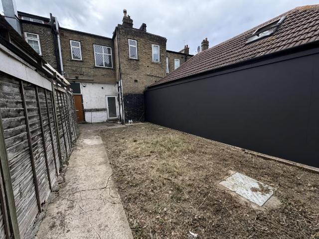 Greyhound Hill, London NW4, 3 bed flat to rent, £2,075 pcm | PrimeLocation