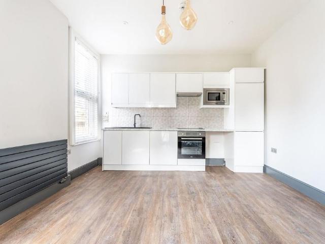 Greyhound Lane, SW16, Streatham. 2 bed flat to rent £2,600 pcm £600 pw