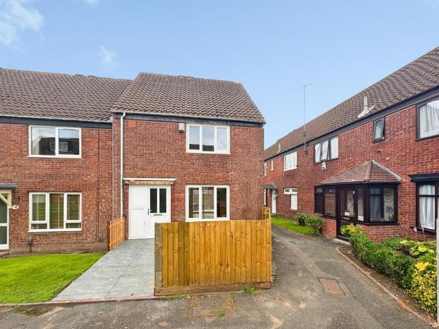 Greystone Close, Redditch 2 bed end of terrace house to rent £1,150 pcm £265 pw