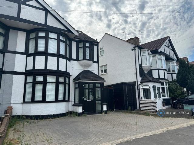 Greystone Gardens, Ilford, IG6 5 bed terraced house to rent £2,700 pcm £623 pw