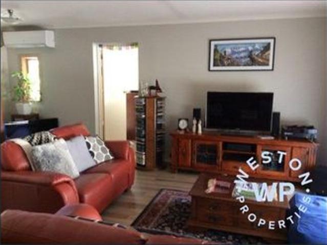GREAT 4 BEDROOM FAMILY HOME NEXT TO RESERVE Small pet negotiable