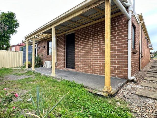 Great 1 bedroom granny flat in great Minto Location