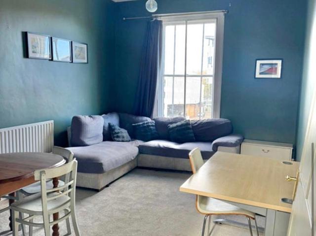 Great 2 BED FLAT The Triangle Town Centre
