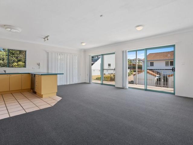 Great 2 Bedroom Unit With A Pool