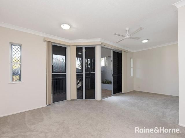 Great 2 Bedroom Unit in the heart of Toowong!