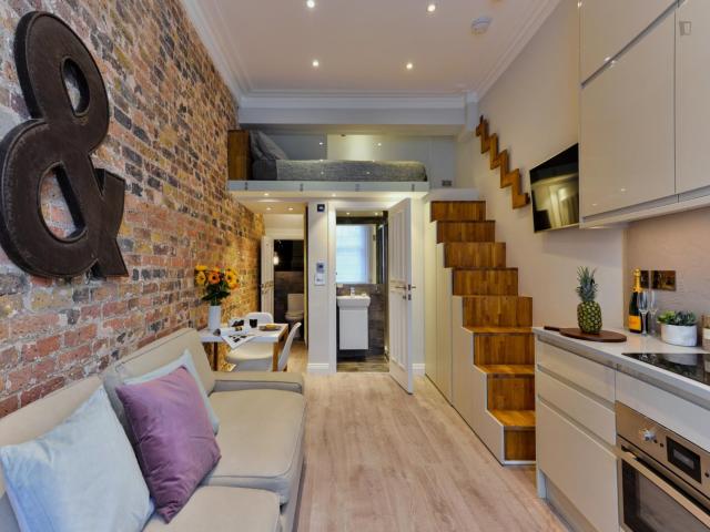 Great 2 level studio close to Kensington Gardens Has an Apartment