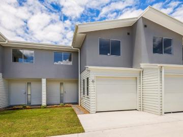 Great 3 Bedroom Modern Townhouse Looking Over The Park