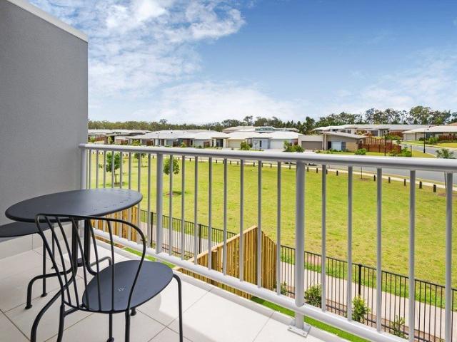 Great 3 Bedroom Modern Townhouse Looking Over The Park
