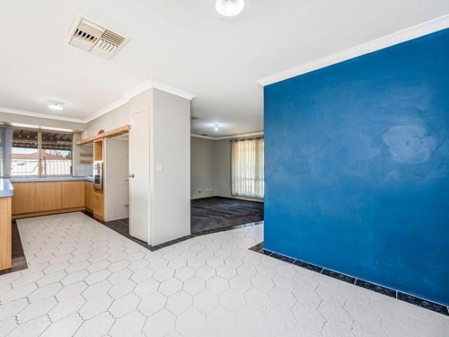 GREAT 3X2 FAMILY HOME WITH LARGE POWERED WORKSHOP AND DRIVE THRU SIDE ACCESS