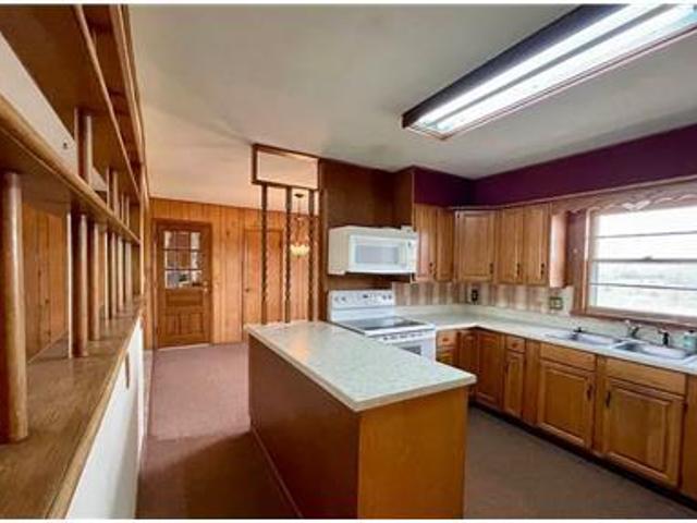 Great three bedroom 2 bth