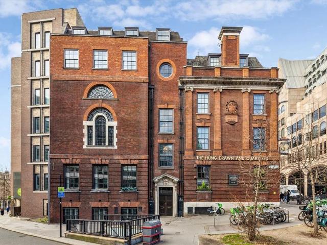 Great Tower Street, London EC3R 2 bed flat to rent £3,397 pcm £784 pw