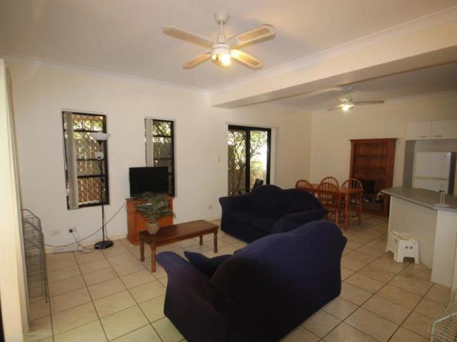 Great townhouse, walk to UQ great value