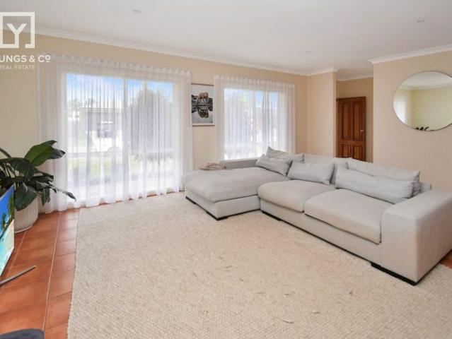 GREAT TOWNHOUSE WITH LARGE ENTERTAINING AREA