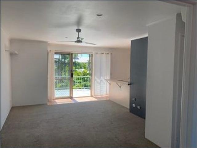 Great Unit Fantastic Location $700 per week furnished