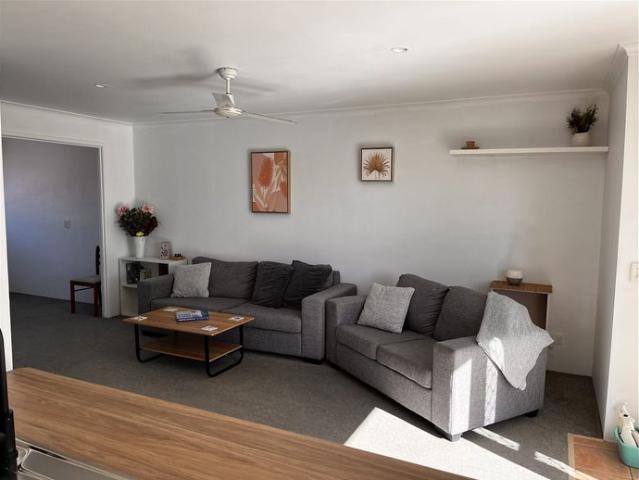 Great Unit Fantastic Location $700 per week furnished