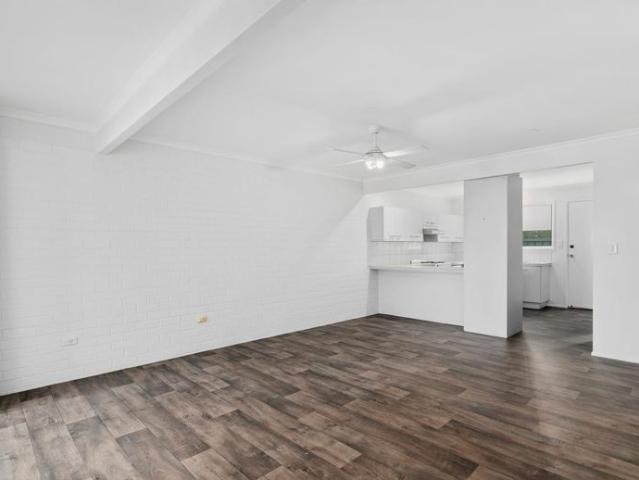 Great unit in a handy location!