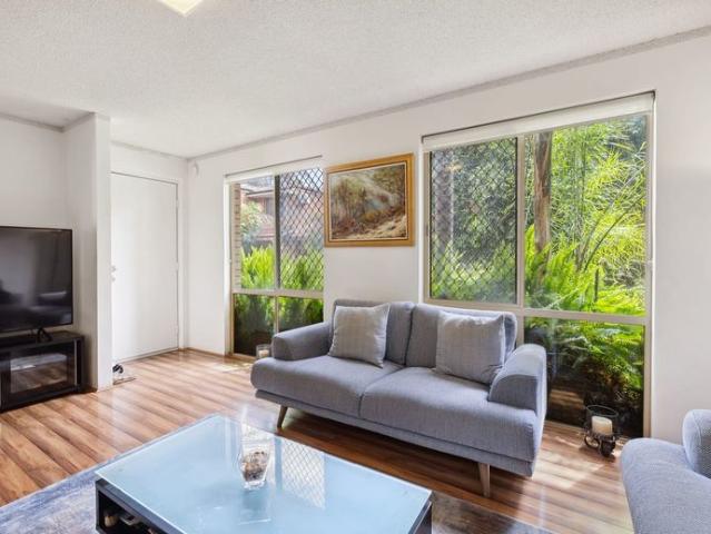 GREAT VALUE 3x2x2 IN FANTASTIC LOCATION