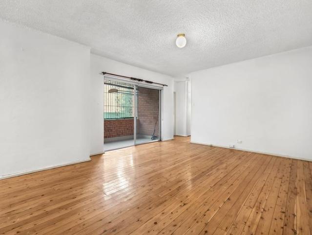 Great Value, Walk to Station