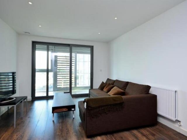Great West Quarter, Brentford, TW8 1 bed flat to rent £3,000 pcm £692 pw