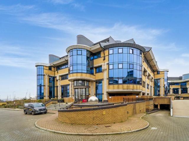 Great West Rd, Brentford TW8 2 bed apartment to rent £2,570 pcm £593 pw