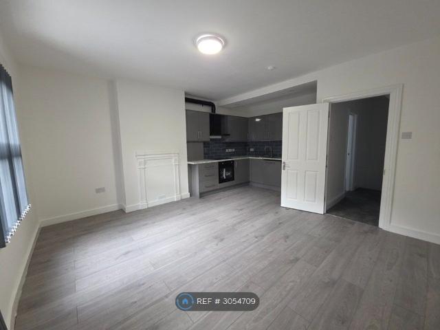 Great West Road, Brentford TW8, 3 bed flat to rent, £2,700 pcm | PrimeLocation