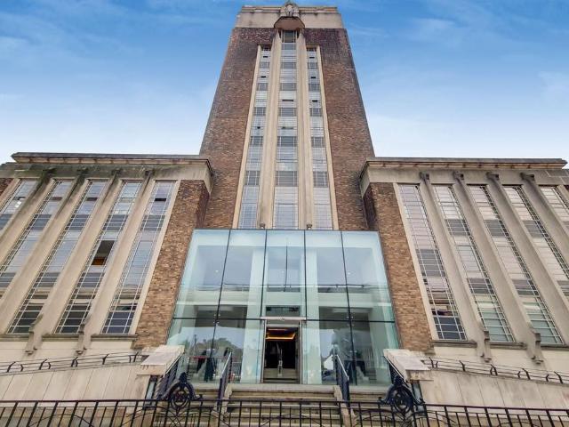 Great West Road, Brentford, TW8 3 bed flat to rent £2,701 pcm £623 pw
