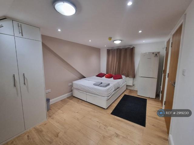 Great West Road, Hounslow, TW5 1 bed flat to rent £1,199 pcm £277 pw