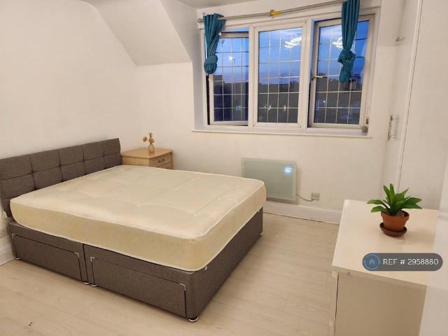 Great West Road, Hounslow, TW5 2 bed flat to rent £1,850 pcm £427 pw