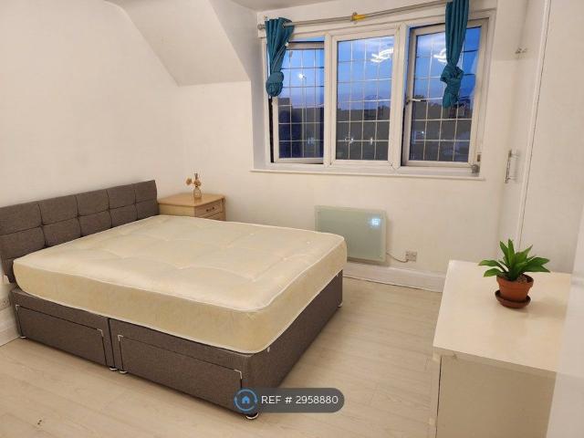 Great West Road, Hounslow TW5, 2 bed flat to rent, £1,850 pcm | PrimeLocation