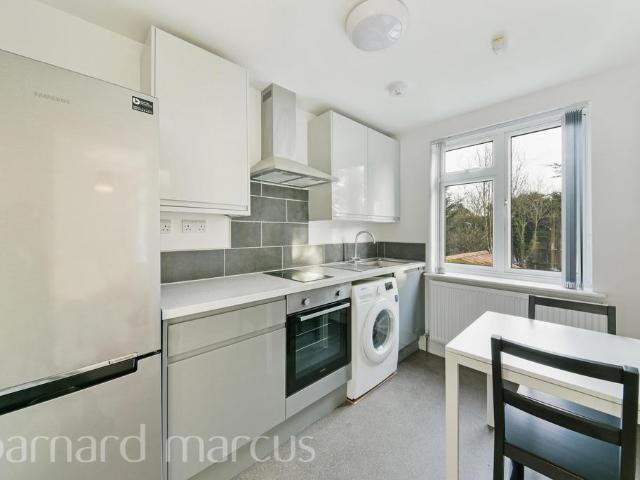 Great West Road, ISLEWORTH Studio to rent £1,300 pcm £300 pw