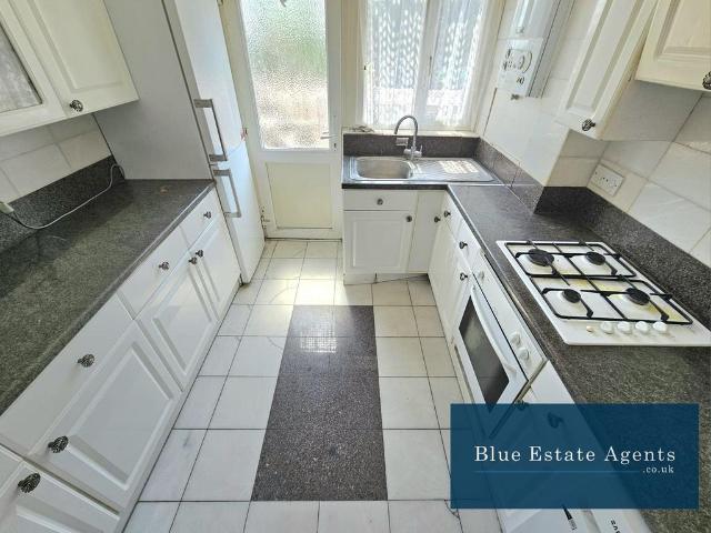 Great West Road, Isleworth, TW7 2 bed flat to rent £2,150 pcm £496 pw