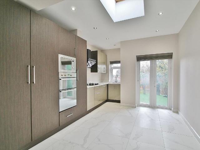 Great West Road, Isleworth TW7, 3 bed maisonette to rent, £2,100 pcm | PrimeLocation
