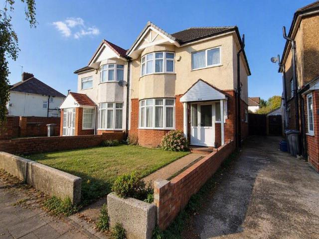 Great West Road, Isleworth, TW7 3 bed semi detached house to rent £2,550 pcm £588 pw