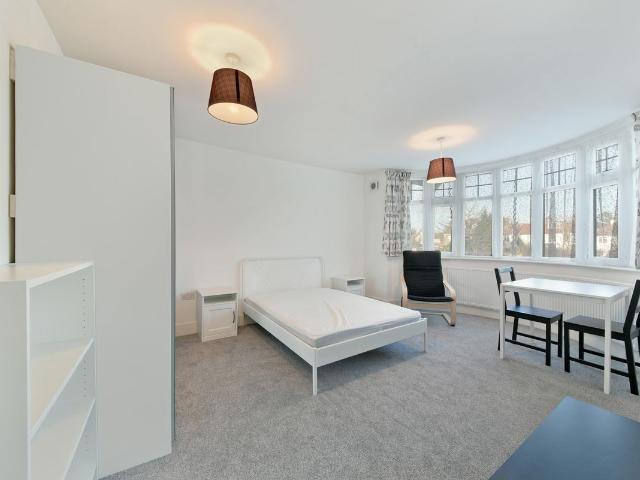 Great West Road, Isleworth TW7, Studio to rent, £1,200 pcm | PrimeLocation