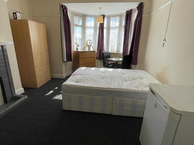 Great West Road, OSTERLEY TW5 1 bed in a house share to rent £800 pcm £185 pw