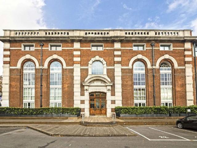 Great West Road, London W6 3 bed flat to rent £4,000 pcm £923 pw