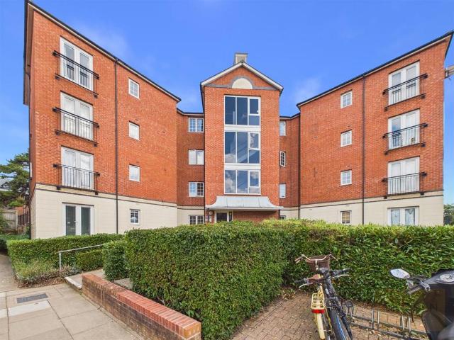 Great Western Road, Gloucester 2 bed flat to rent £1,000 pcm £231 pw
