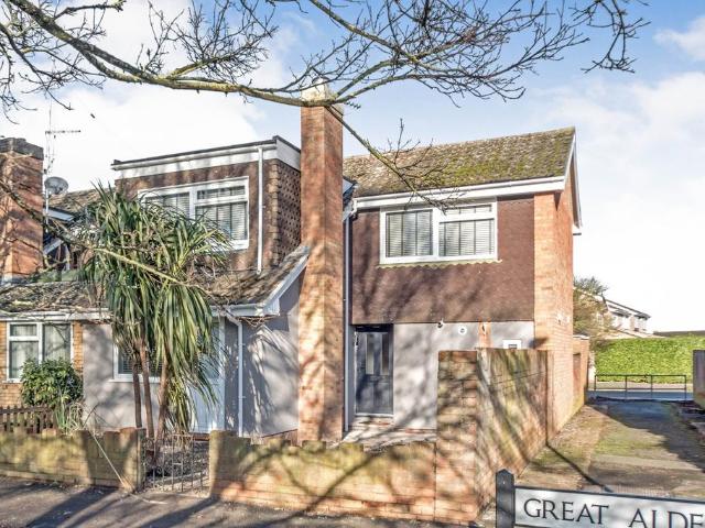 Great Aldens, Bedford, Bedfordshire. 1 bed in a house share to rent £700 pcm £162 pw