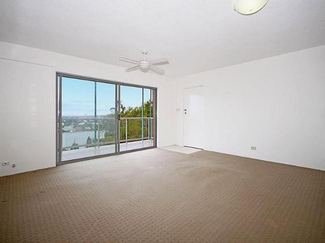 GREAT APARTMENT IN AMAZING LOCATION WITH CITY VIEWS!
