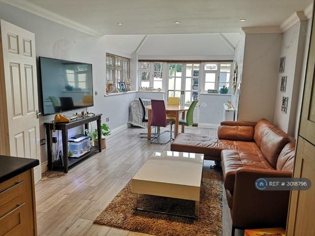 Great Austins House, Farnham, GU9 2 bed flat to rent £1,700 pcm £392 pw