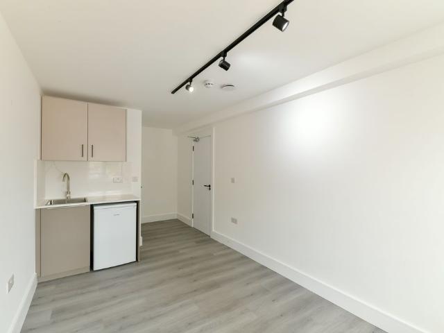 Great Cambridge Road, Cheshunt, Waltham Cross EN8, Property to rent, £950 pcm | PrimeLocation