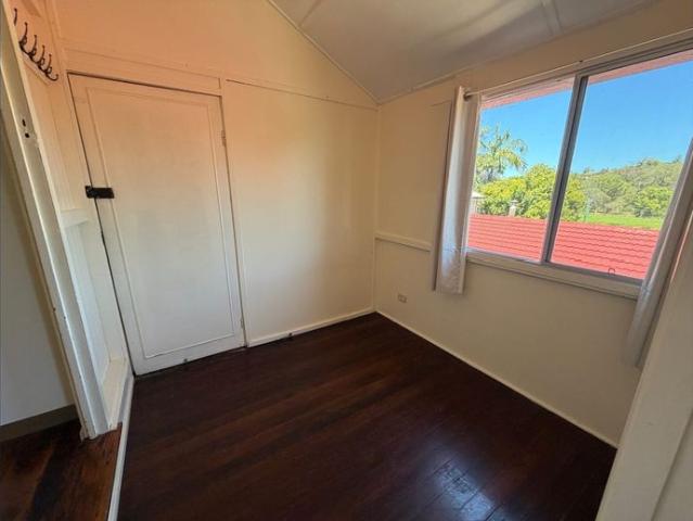 Great Central Location One bedroom + Study with yard