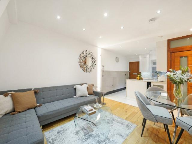 Great Cumberland Place, London W1H, 2 bed flat to rent, £3,878 pcm | PrimeLocation