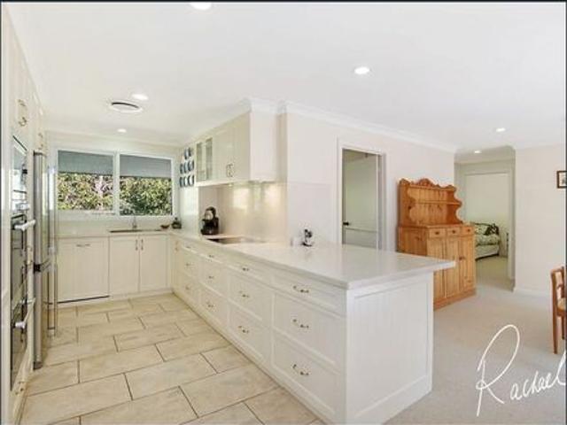 GREAT FAMILY HOME Walk to Glenorie Village 1/4 Acre block