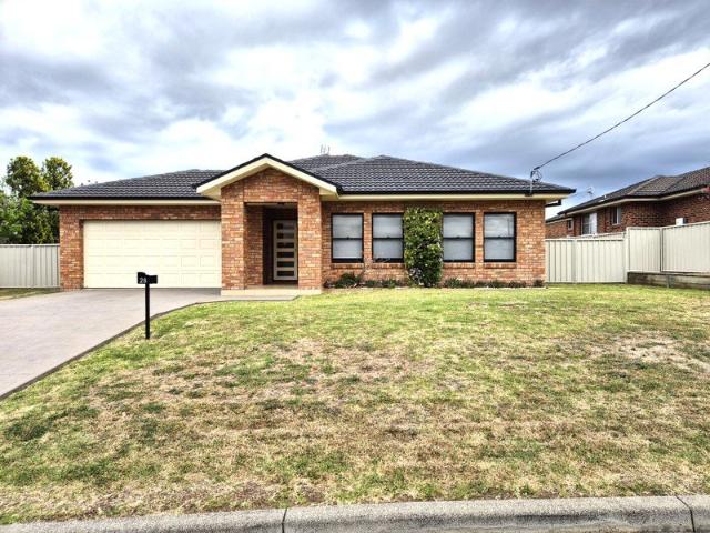 GREAT FAMILY HOME WITH ROOM FOR THE CARAVAN OR BOAT