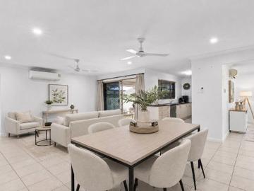 Great Family Home In A Quiet Mount Louisa Court!