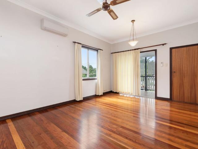 GREAT FAMILY HOME IN FANTASTIC AUCHENFLOWER LOCATION