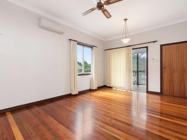 GREAT FAMILY HOME IN FANTASTIC AUCHENFLOWER LOCATION