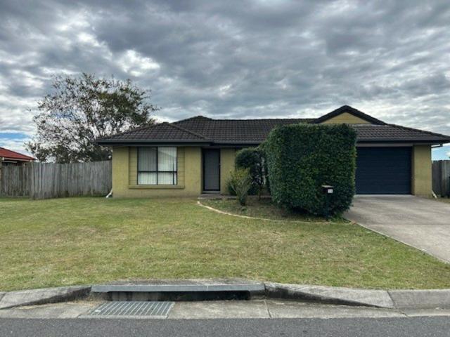 GREAT FAMILY HOME & LARGE YARD